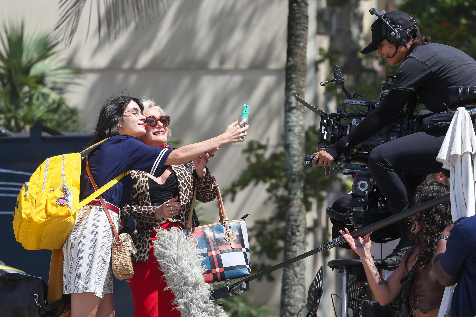 Susana Vieira e Valentina Herszage gravam na praia do Leblon  - Dilson Silva / Agnews