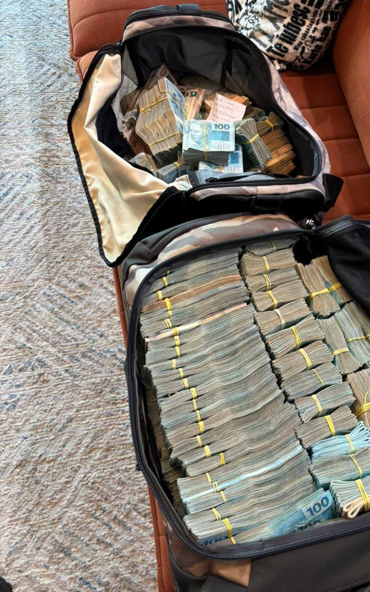 Dinheiro apreendido durante a a&ccedil;&atilde;o - Divulga&ccedil;&atilde;o / Pol&iacute;cia Federal