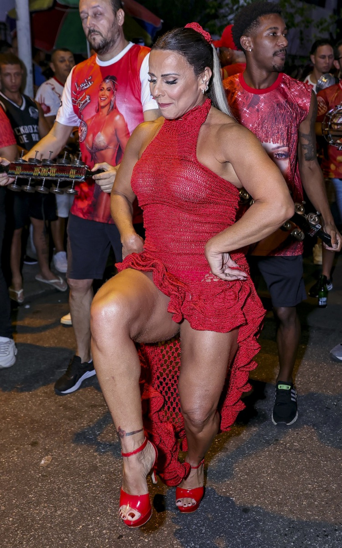 Viviane Araujo arrasa em ensaio de rua do Salgueiro