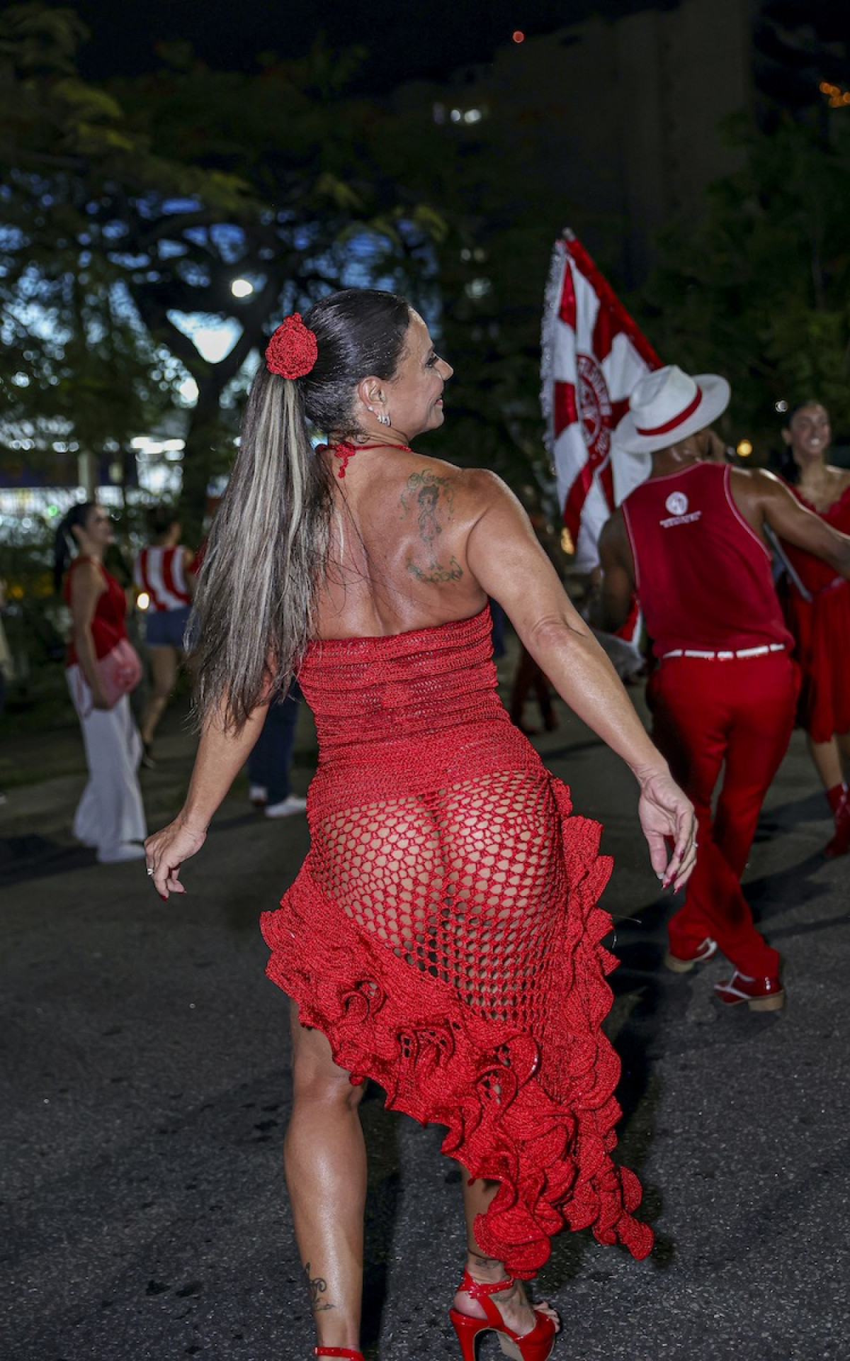 Viviane Araujo arrasa em ensaio de rua do Salgueiro
