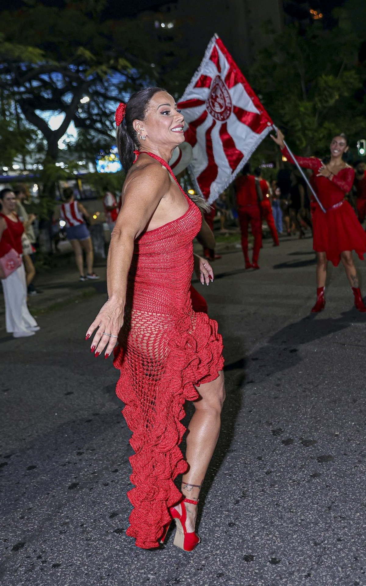 Viviane Araujo arrasa em ensaio de rua do Salgueiro