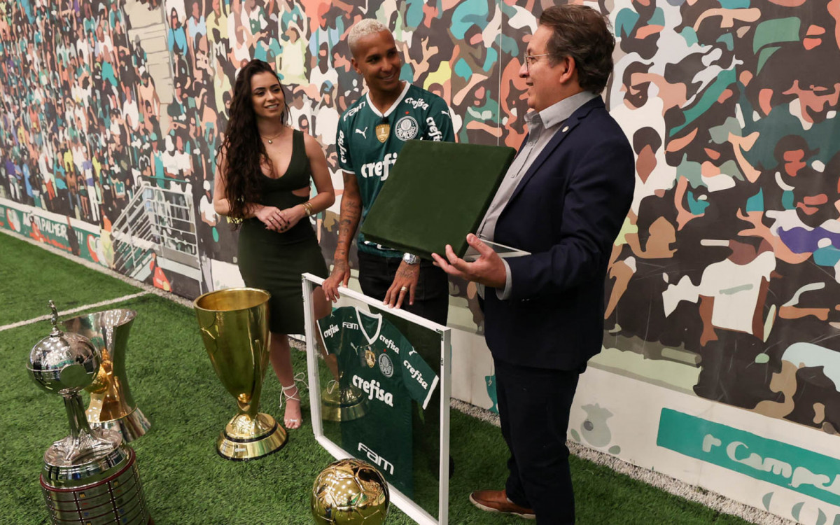 O vice presidente Paulo Buosi, da SE Palmeiras, homenageia o jogador Deyverson pela sua passagem e dedicação ao clube, na Academia de Futebol. (Foto: Cesar Greco)