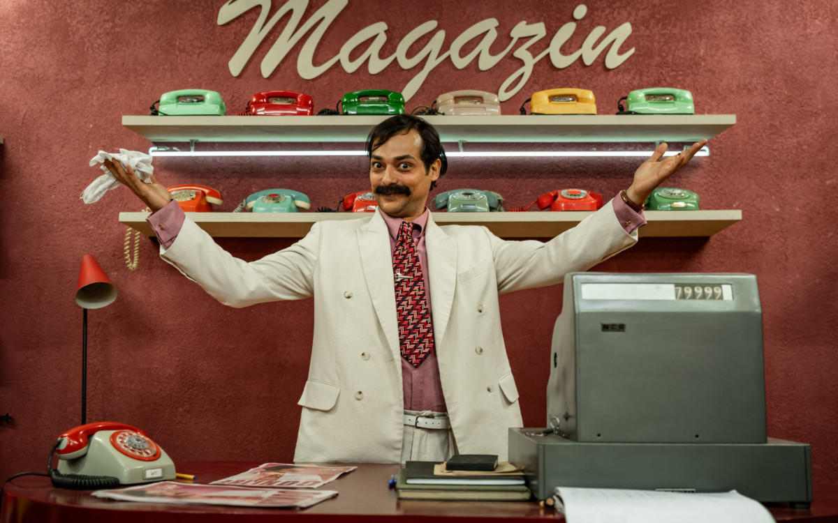 Humberto Martins é Coronel Ernani, um fazendeiro
influente, que almeja o cargo de prefeito. Eduardo Sterblitch chega como
Arlindo, poderoso dono da única rádio da cidade de Taperoá - Laura Campanella