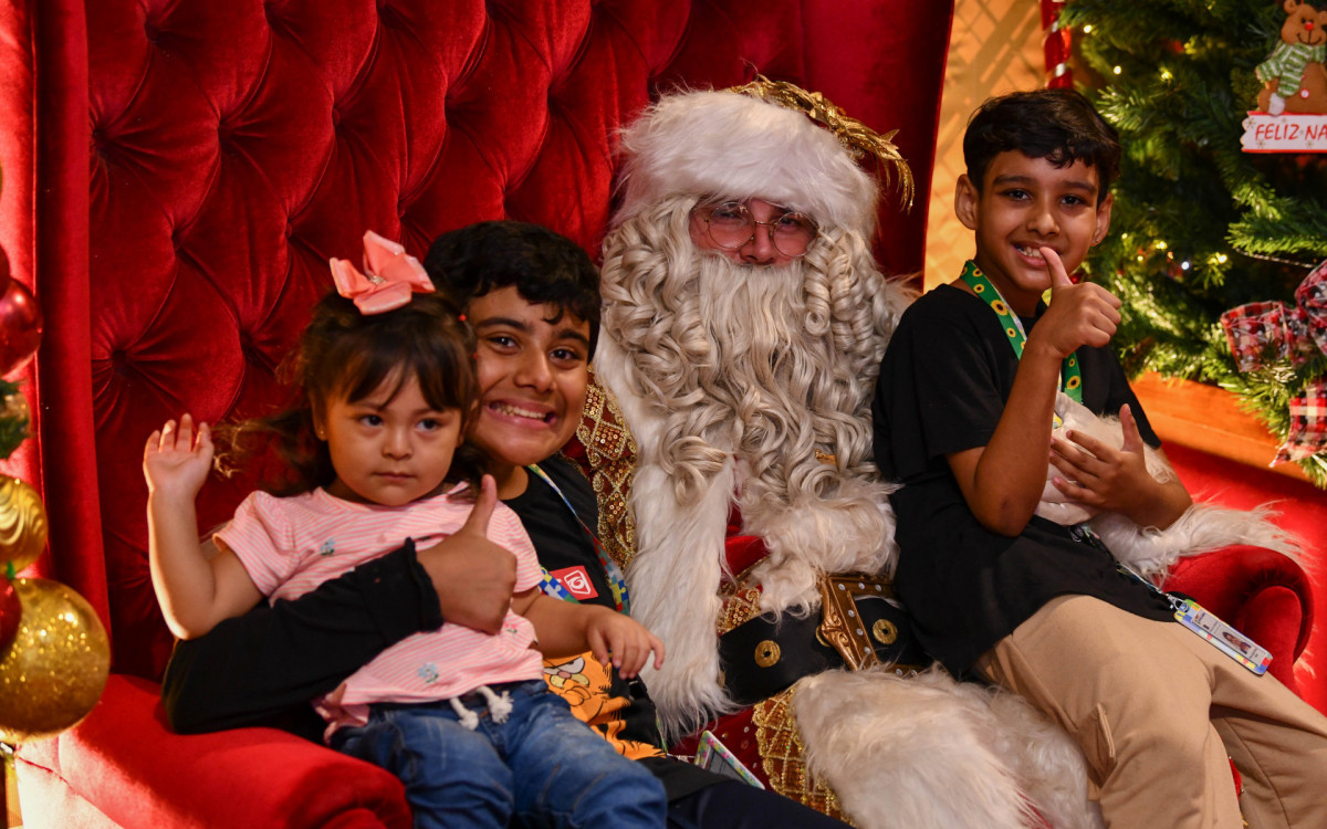 Papai Noel recebe a todos com muito carinho