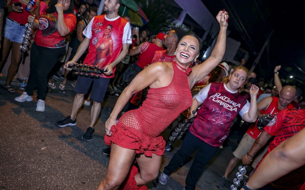 Viviane Araujo arrasa em ensaio de rua do Salgueiro