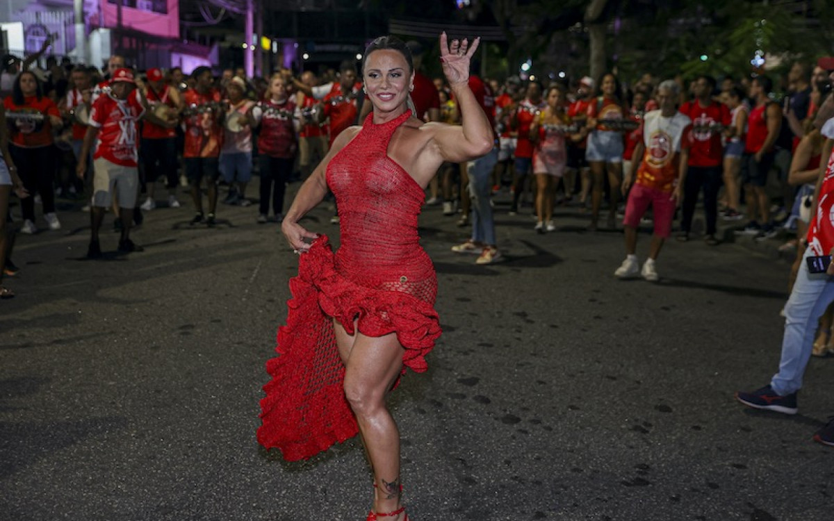 Viviane Araujo arrasa em ensaio de rua do Salgueiro