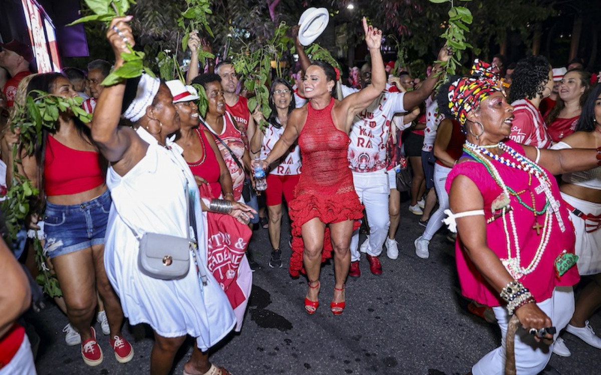 Viviane Araujo arrasa em ensaio de rua do Salgueiro