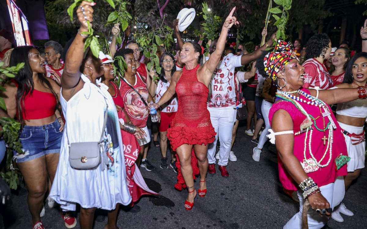 Viviane Araujo arrasa em ensaio de rua do Salgueiro