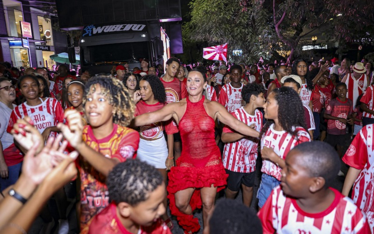 Viviane Araujo arrasa em ensaio de rua do Salgueiro