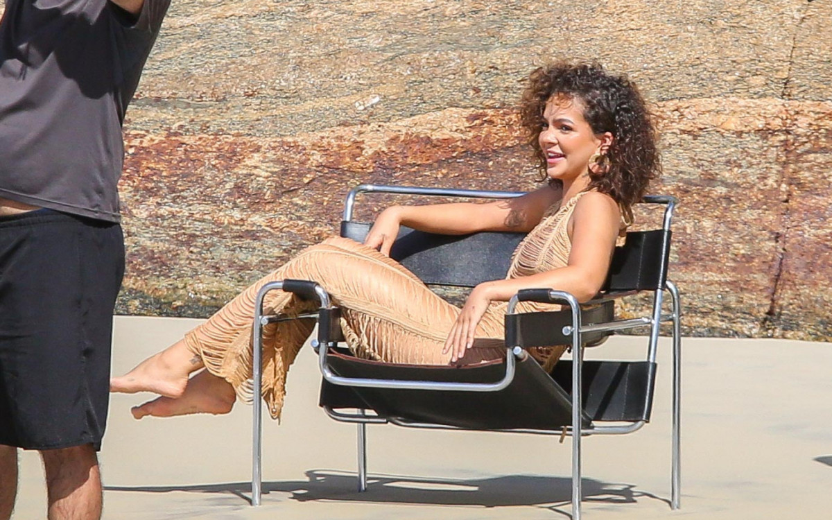 Mel Maia faz ensaio fotográfico na Praia da Joatinga