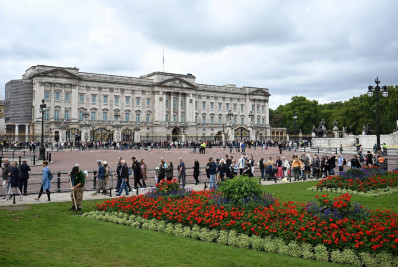 Palácio de Buckingham investiga comportamento de funcionários em confusão em bar londrino