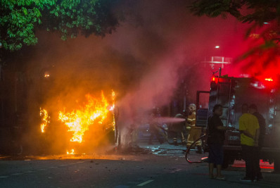 Homem fica ferido durante incêndio em ônibus em Vila Isabel