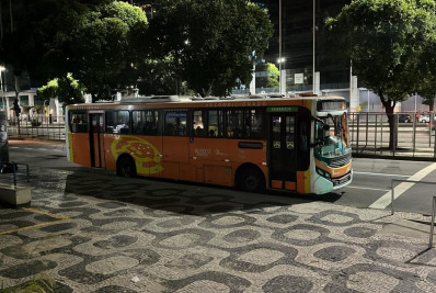 Casal é preso dentro do ônibus 472 após assalto