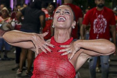 Viviane Araujo se esbalda em ensaio de rua do Salgueiro