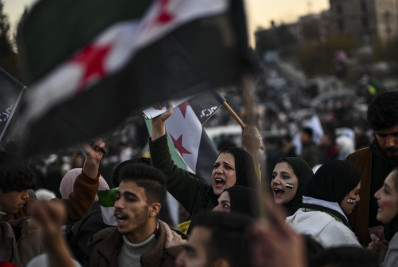 Multidões celebram queda de Bashar al Assad em Damasco