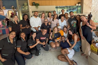 Em confraternização, Virginia Fonseca distribui envelopes com dinheiro aos funcionários