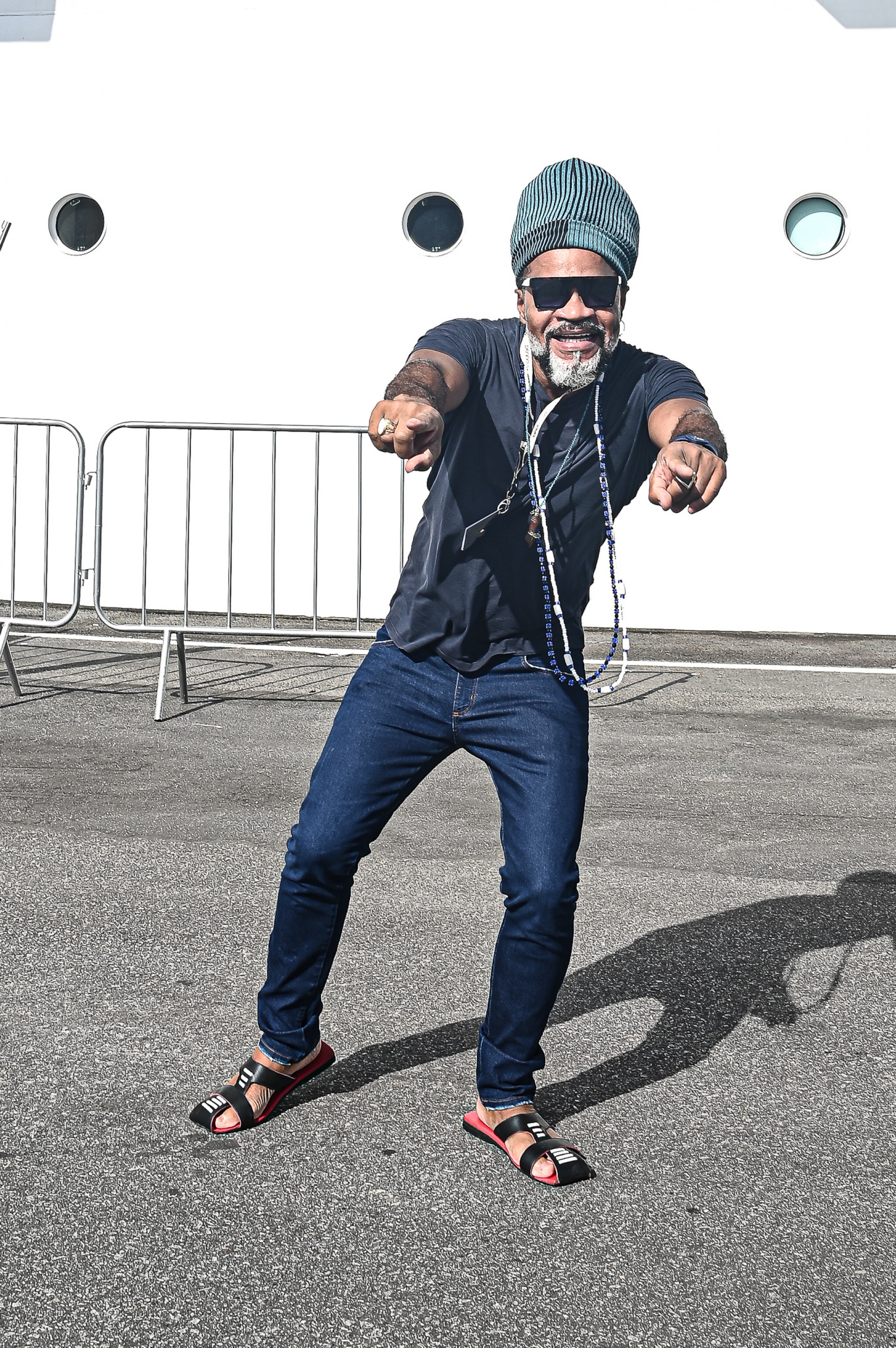 Carlinhos Brown embarca no navio de Marisa Monte, nesta quinta-feira (12) - Marcelo Sá Barretto / Agnews