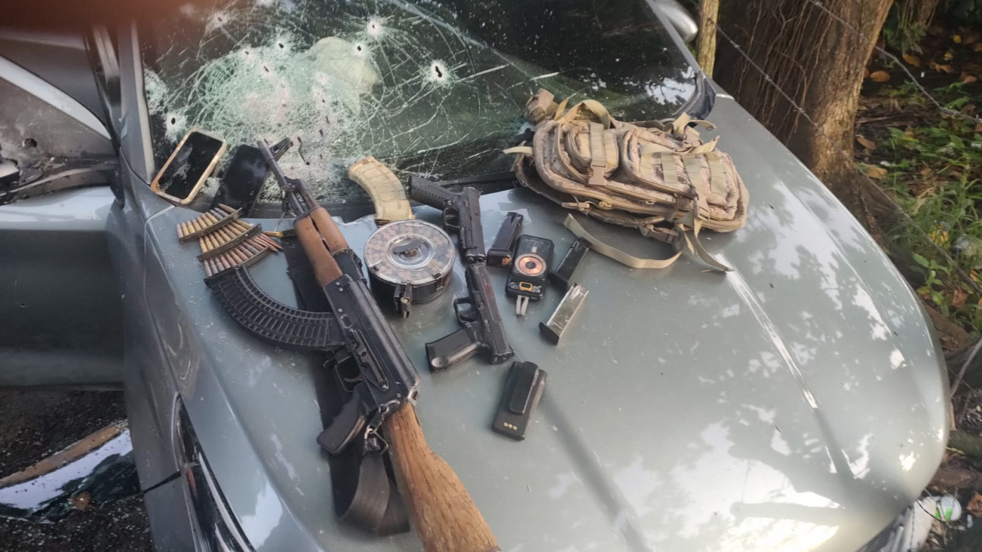 Após o confronto, PMs apreenderam armas, carregadores e celulares - Divulgação / @pmerj