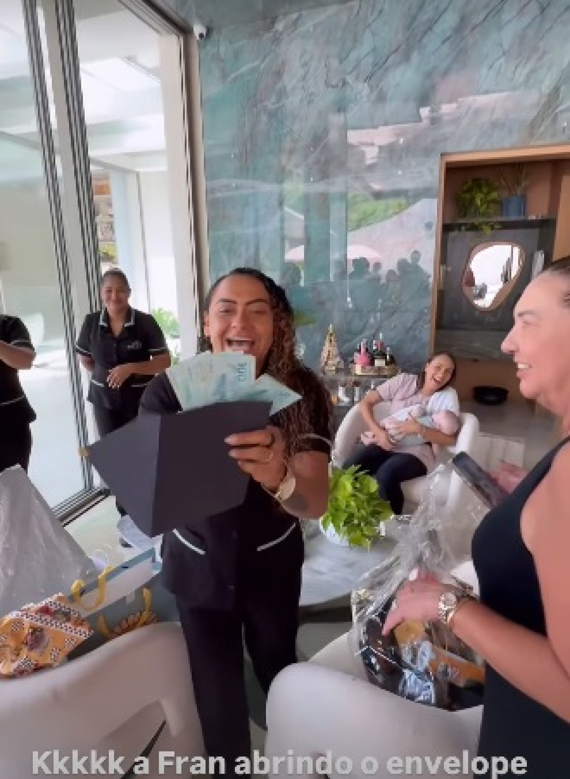 Influenciadora distribuiu envelopes com dinheiro para os funcionários  - Reprodução/Instagram