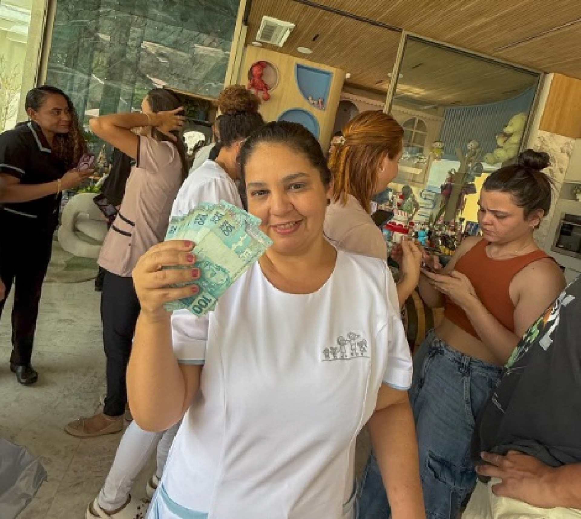 Influenciadora distribuiu envelopes com dinheiro para os funcionários  - Reprodução/Instagram