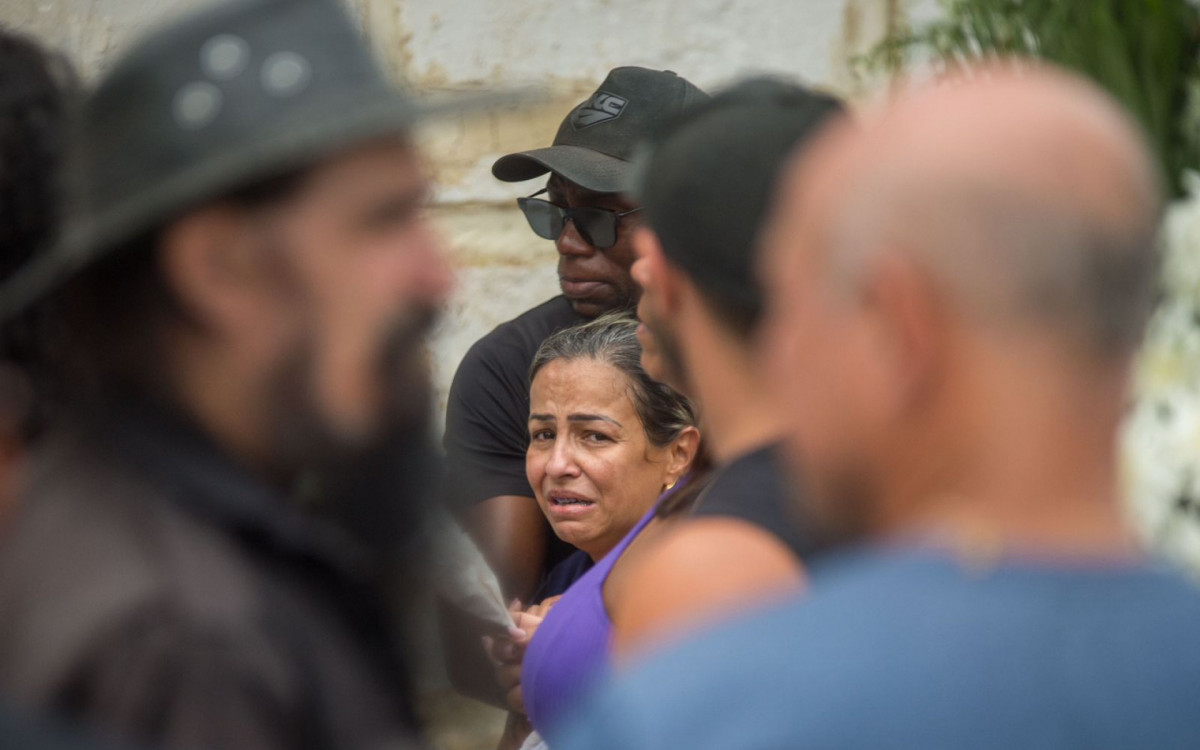 Raquel Gomes Delgado, mãe do menino, no Cemitério de Irajá - Armando Paiva / Agência O Dia