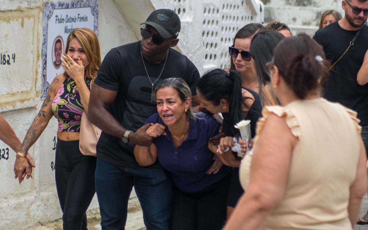 Raquel Gomes Delgado, mãe do menino, no Cemitério de Irajá - Armando Paiva / Agência O Dia