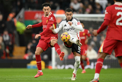 Liverpool sofre com expulsão no início e empata com o Fulham em casa; Arsenal decepciona
