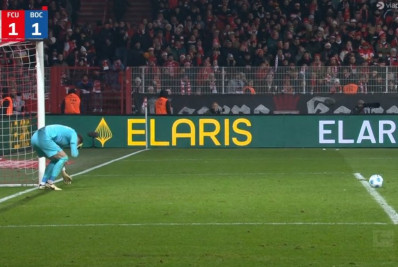 Jogo é interrompido após goleiro ser atingido por isqueiro na Alemanha