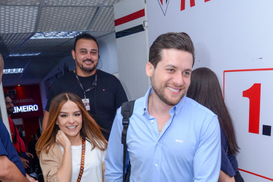 Novo affair? Maiara surge de mãos dadas com empresário durante show 