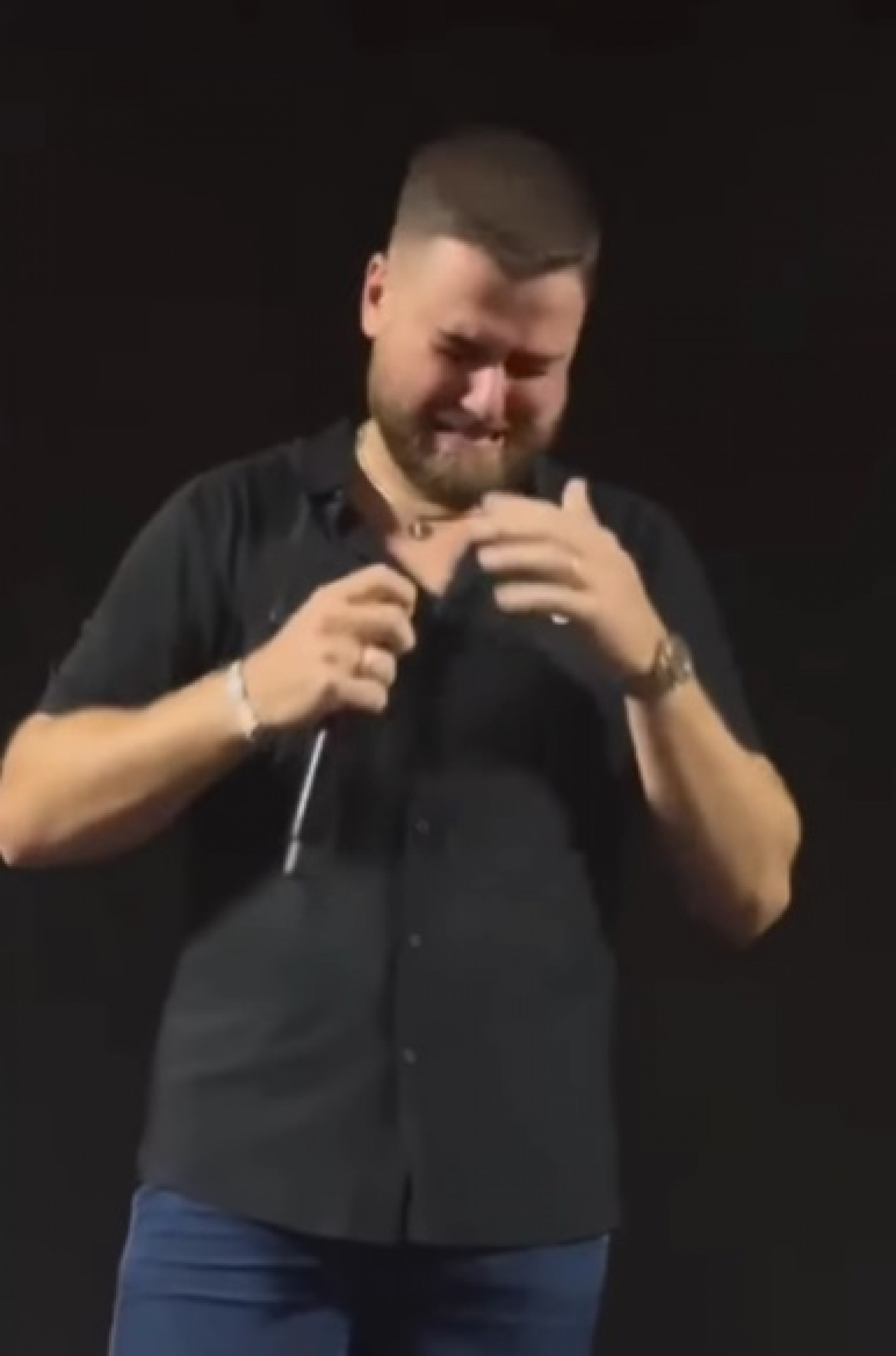 Z&eacute; Neto vai &agrave;s l&aacute;grimas em retorno aos palcos - Reprodu&ccedil;&atilde;o de v&iacute;deo / Instagram/ Renato Sertanejeiro