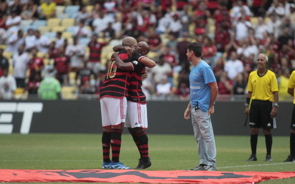Adriano se despediu do futebol no Maracanã