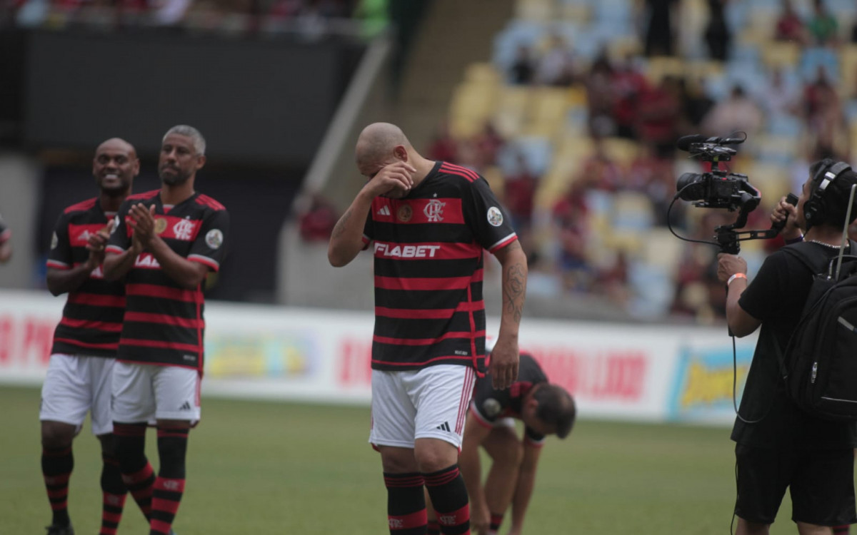 Adriano se despediu do futebol no Maracanã