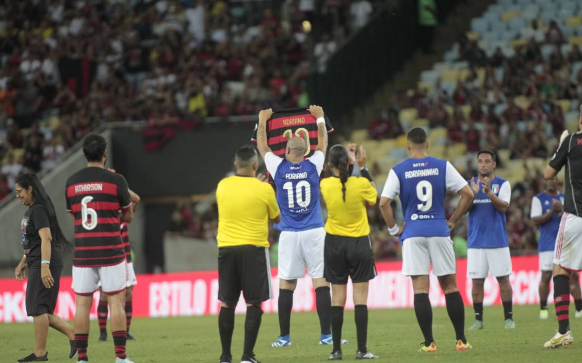 Adriano se despediu do futebol no Maracanã