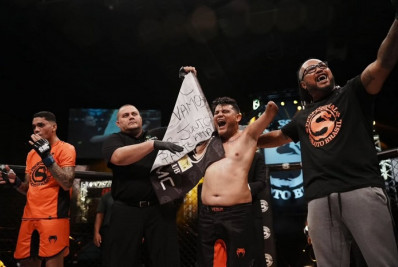 Vídeo: lutador que nasceu com má formação no braço aplica nocaute brutal pelo Shooto Brasil