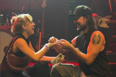 Gabriel O Pensador pede Gabriela Vicente em casamento 