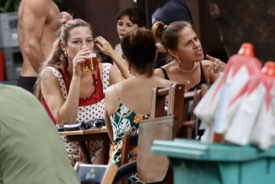Com novo visual, Luana Piovani toma chopp com amigas no Rio 