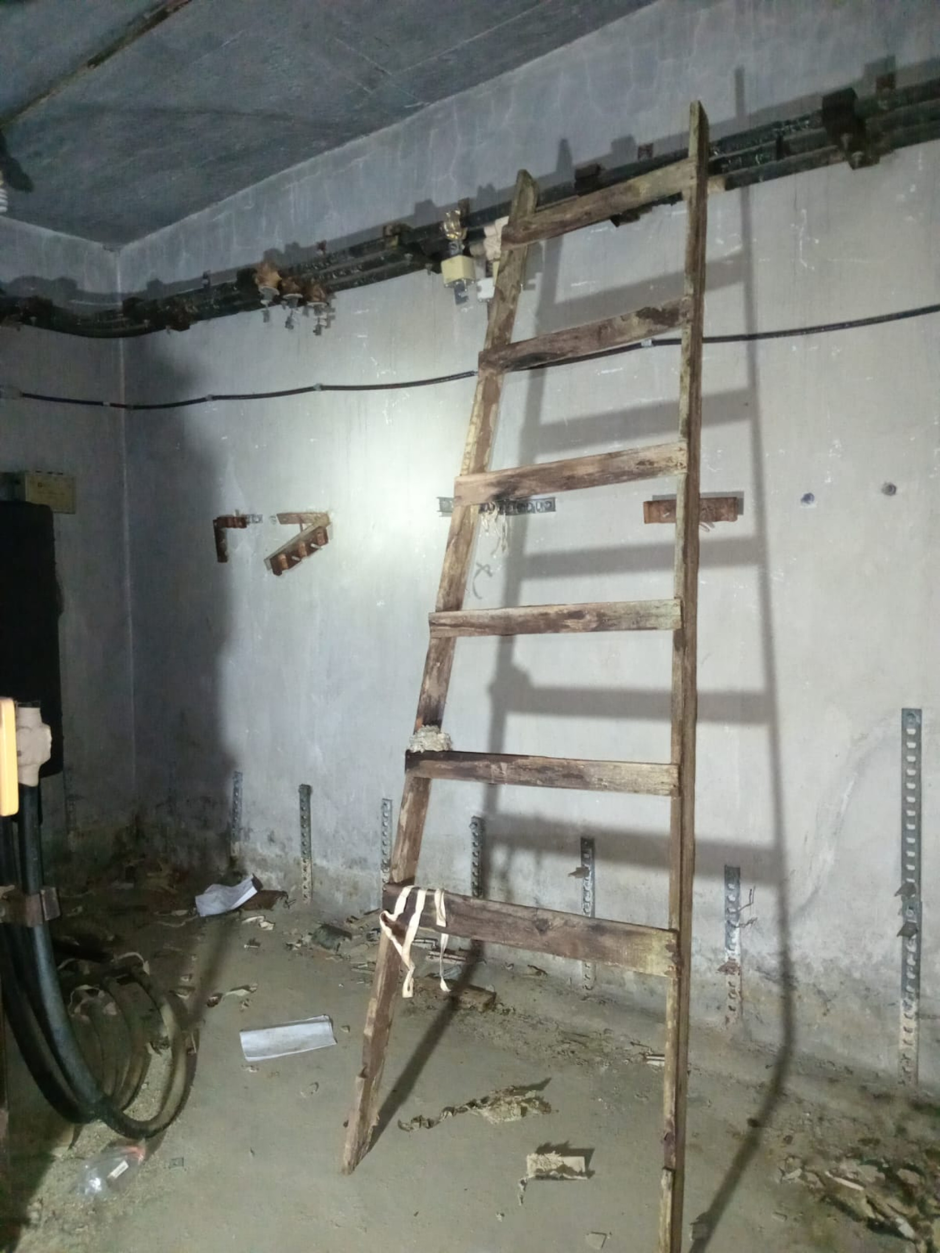 Escada usada para furtar cabos em uma câmara subterrânea