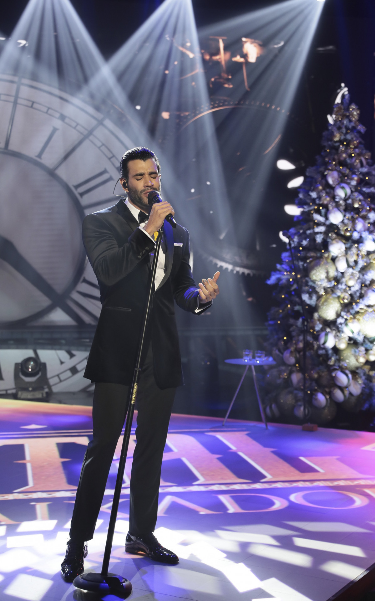 Gusttavo Lima no especial \'Natal do Embaixador\'