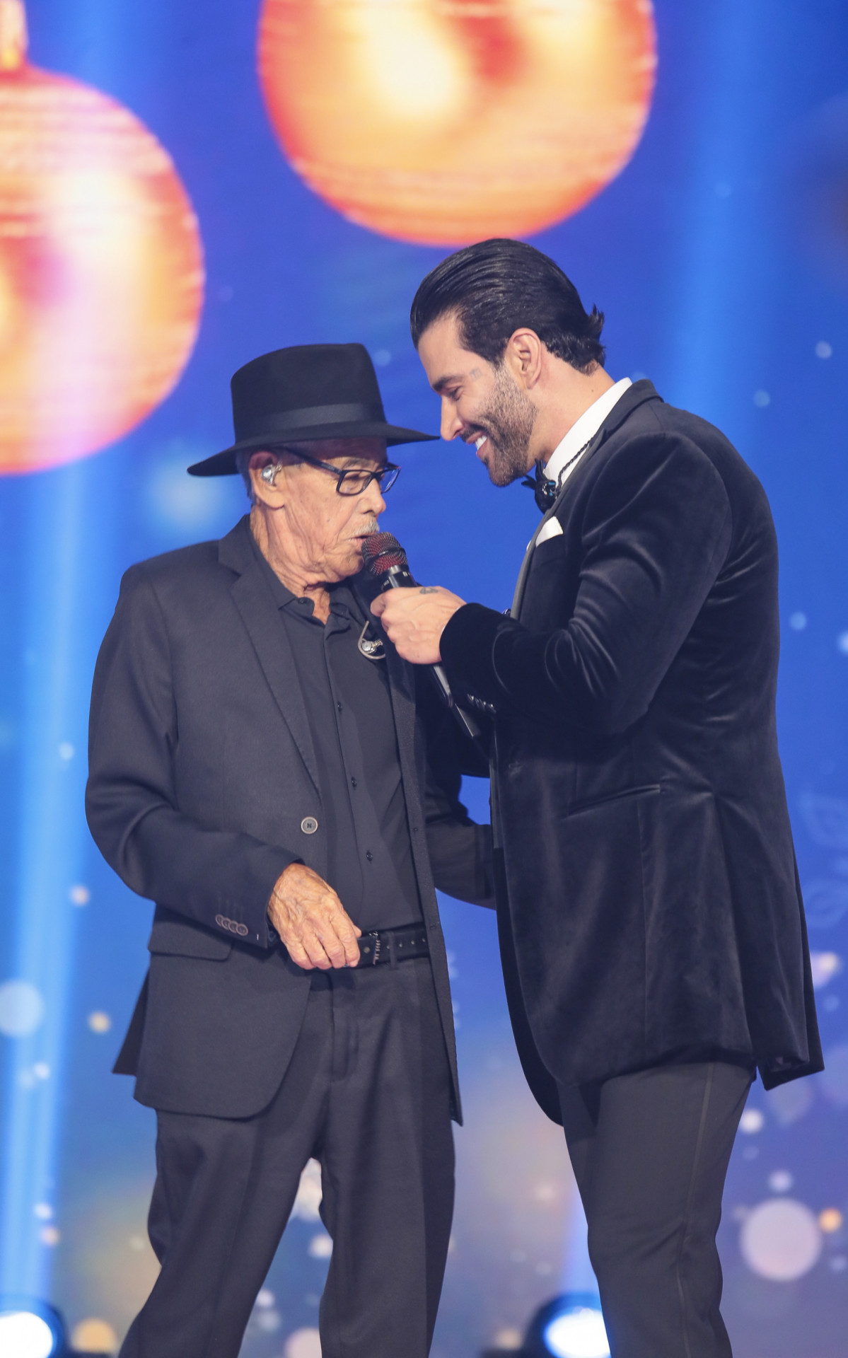 Gusttavo Lima e o pai no especial \'Natal do Embaixador\'