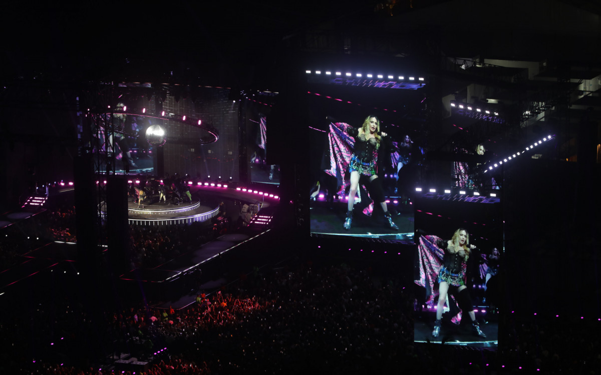 3 ? Em maio, o Rio de Janeiro parou para o grandioso show de Madonna na praia de Copacabana. A diva reuniu mais de 1,6 milhão de pessoas nas areias da Princesinha do mar na apresentação que marcava o fim da turnê \