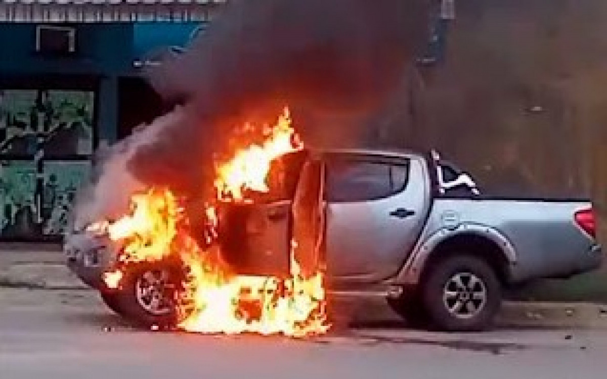 A motocicleta que ficou presa embaixo do veículo, acabou provocando o incêndio no carro do ex-vereador, que também é advogado e policial militar