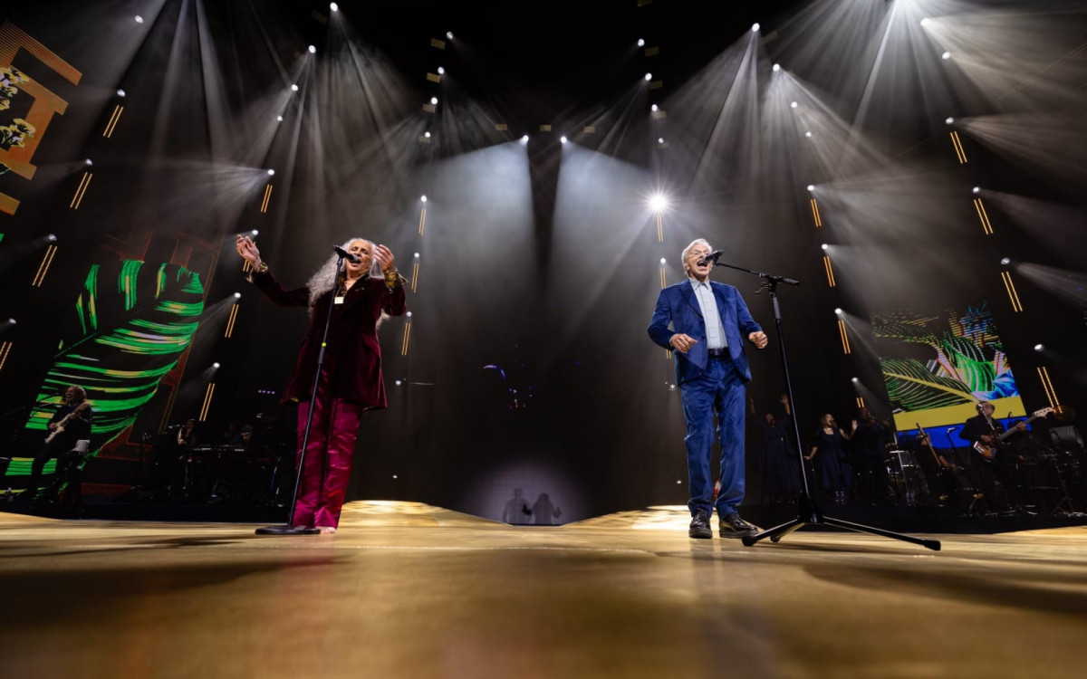 1 ? Em março, Caetano Veloso e Maria Bethânia anunciaram que estavam de volta aos palcos como uma dupla. Os irmãos, que haviam feito a última turnê juntos em 1978, saíram fazendo shows Brasil afora em cidades como Rio de Janeiro, Belo Horizonte, Belém, Porto Alegre, Brasília, Salvador e São Paulo, com o espetáculo \