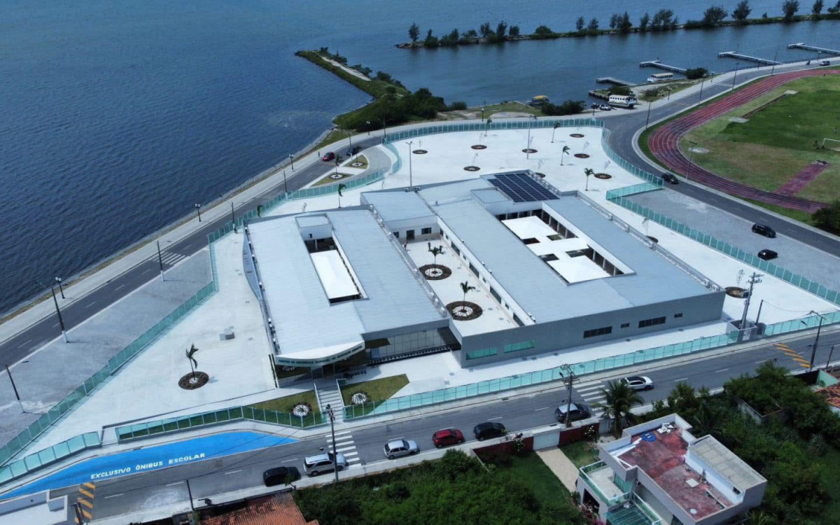 A unidade de ensino possui 2.860 m² de área construída e funcionará em regime de tempo integral, contemplando aproximadamente 500 alunos