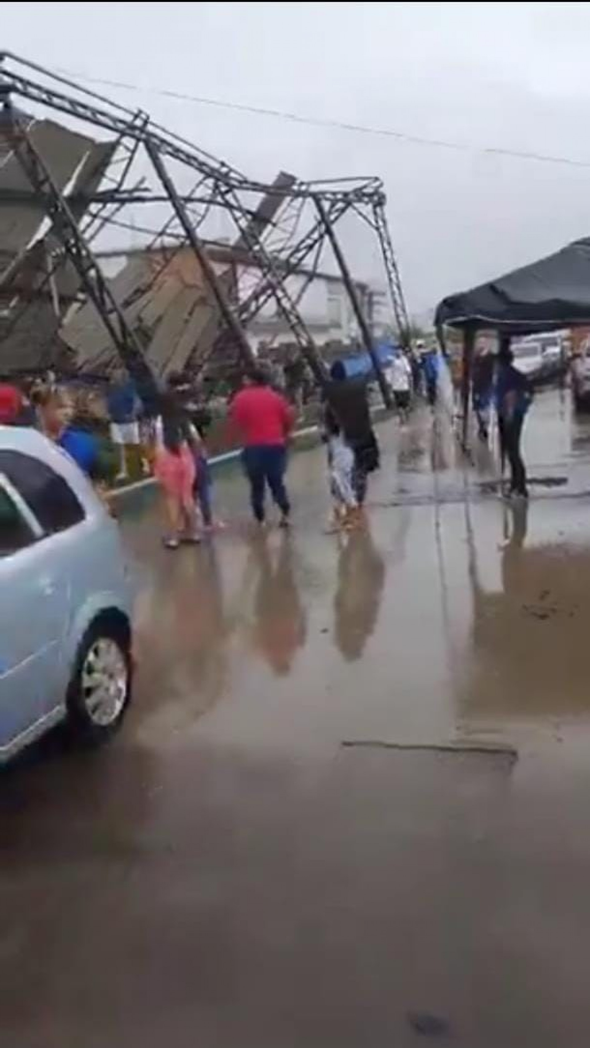 Estruturas foram derrubas com o ciclone - Reprodução / Redes Sociais
