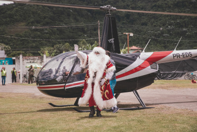 Papai Noel chega de helicóptero em Guapimirim