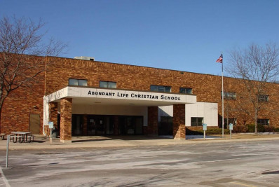 Ataque a tiros deixa ao menos 3 mortos em escola nos EUA