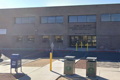 Jovem de 16 anos mata família inteira e liga bêbado à polícia para confessar o crime