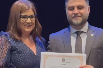 Wladimir Garotinho presta homenagem à mãe na cerimônia de diplomação