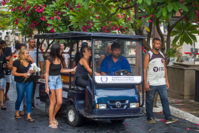 Jovem morto em ataque a tiros a bar de Nova Iguaçu é enterrado