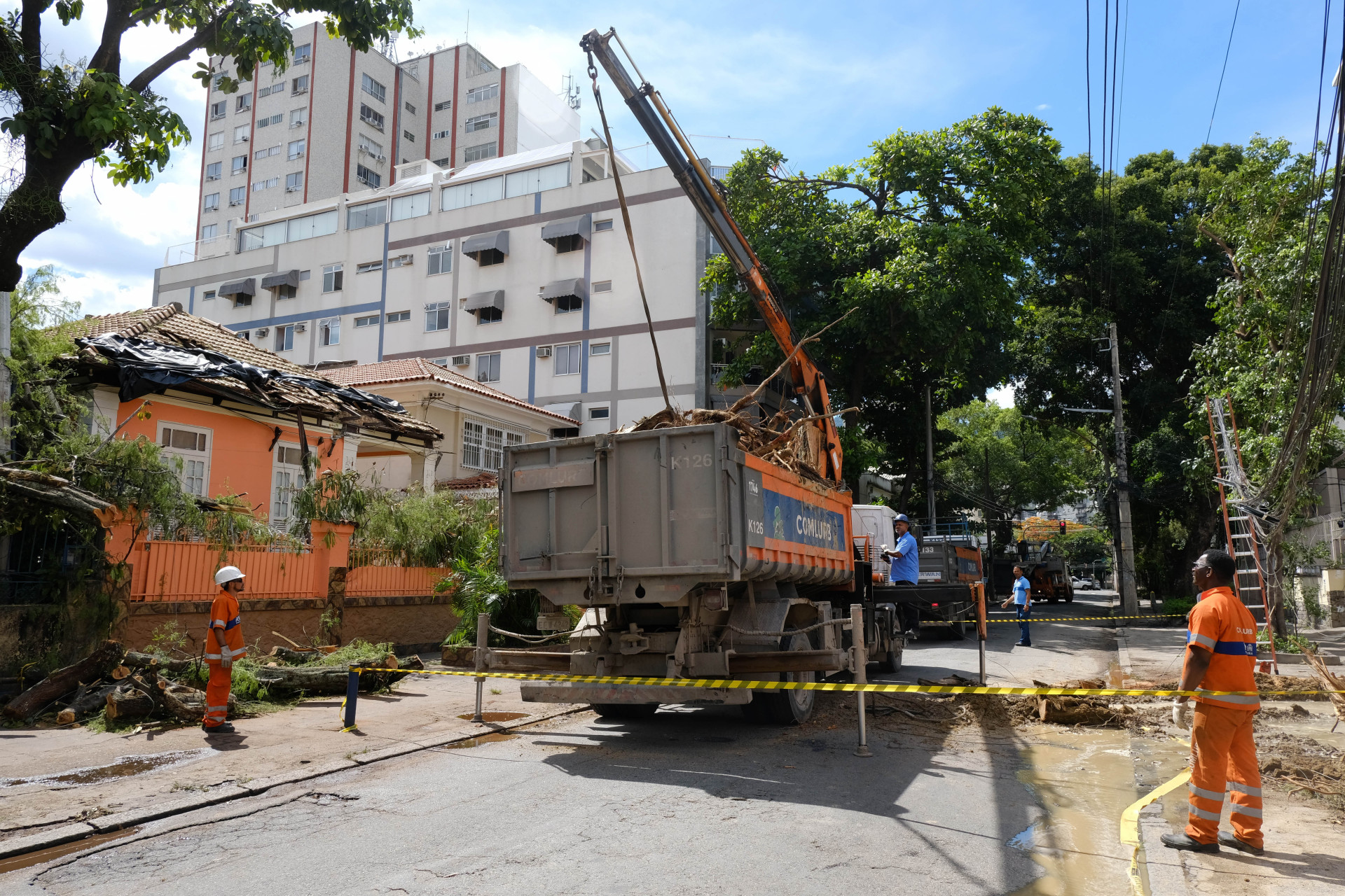 Comlurb faz a retirada de árvore que caiu na rua Gurupi, no Grajaú, nesta segunda-feira (16). - Pedro Teixeira/Agência O Dia